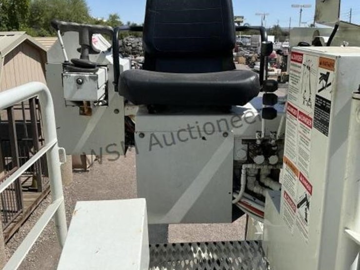 2011-freightliner-m2-106-image-18