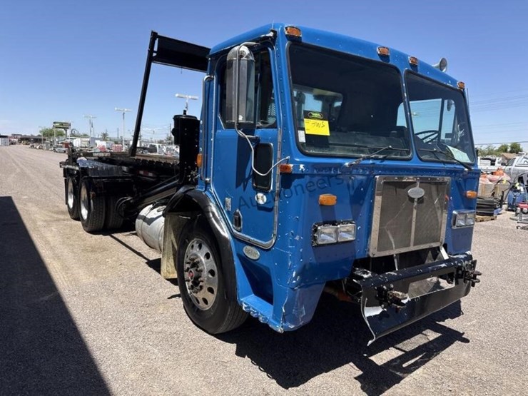 1995-peterbilt-320-image-4