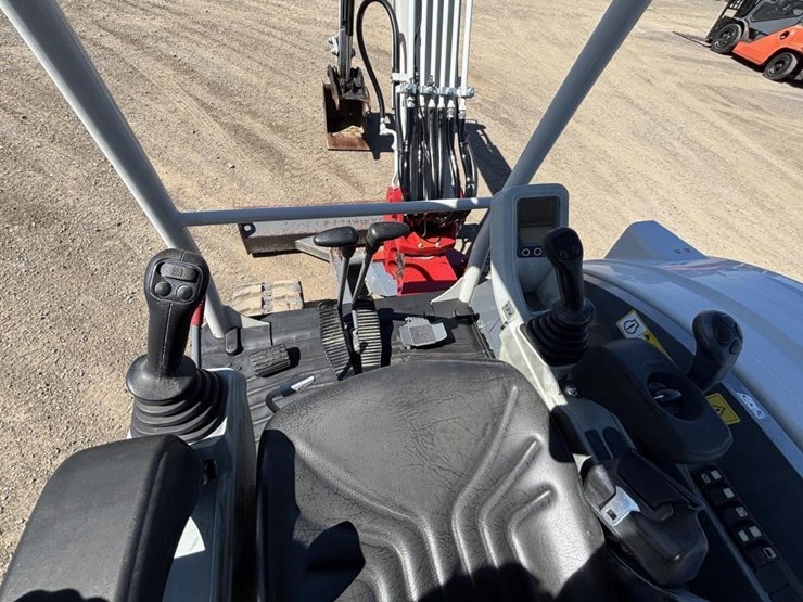 2016-takeuchi-tb240-image-27