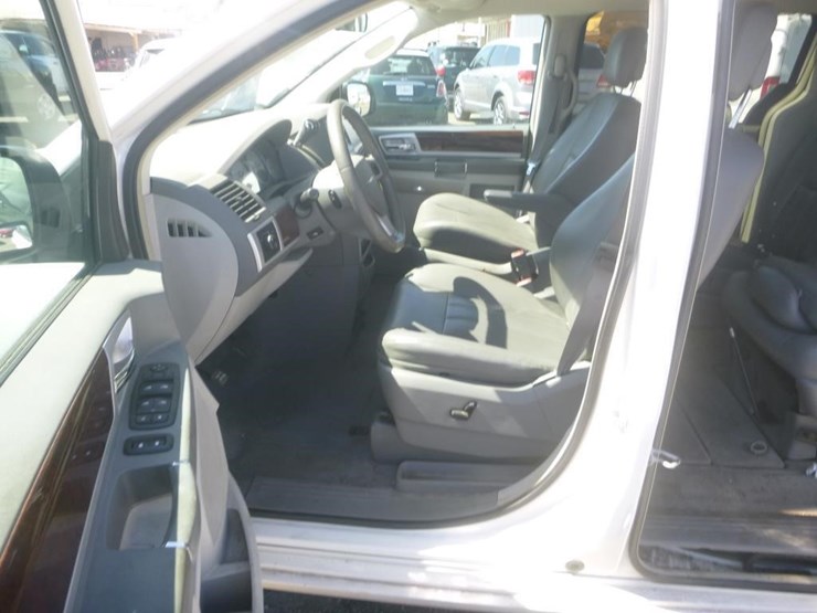 2010-chrysler-town-&-country-image-8