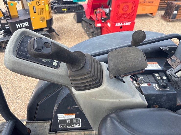 yanmar-vio25-6a-image-8