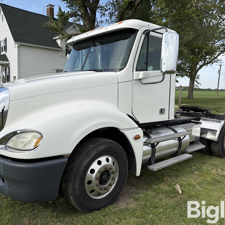 2007 Freightliner Columbia 120 T/A Day Cab Truck Tractor