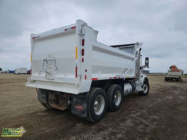 2015-peterbilt-567-image-3