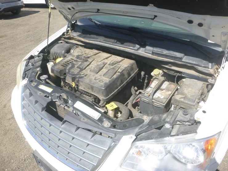 2010-chrysler-town-&-country-image-13