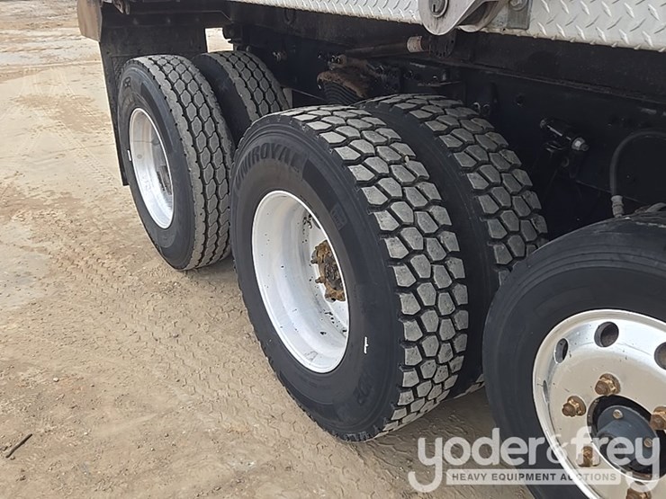 2019-freightliner-108sd-image-22