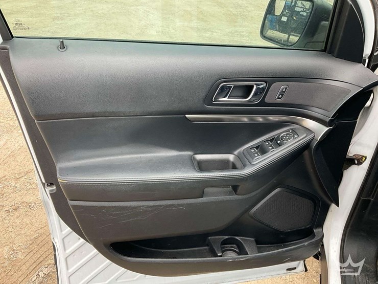 2017-ford-explorer-image-10