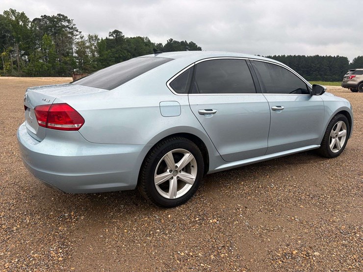 2012-volkswagen-passat-se-diesel-4-door-sedan-(172,508-miles)-image-3