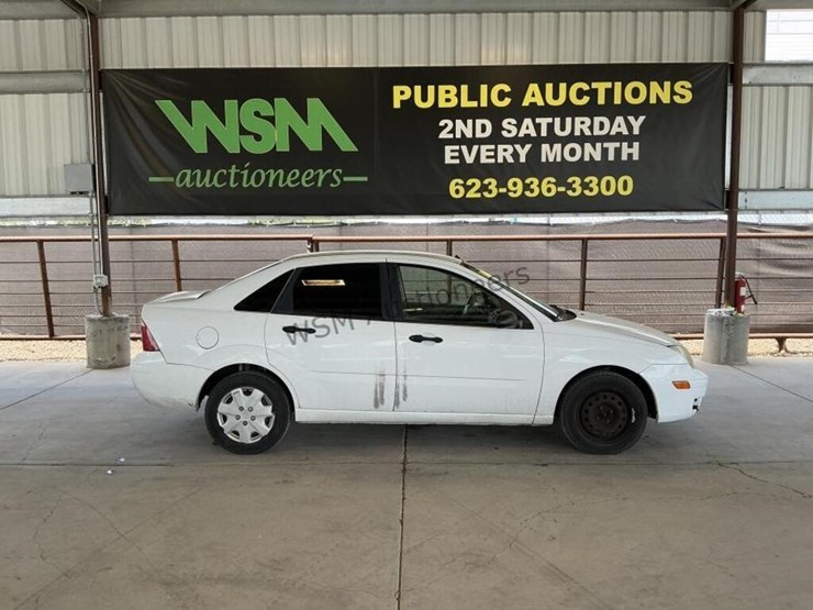 2005-ford-focus-sdn-image-1