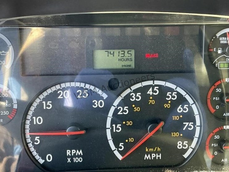 2012-freightliner-m2-106-image-30