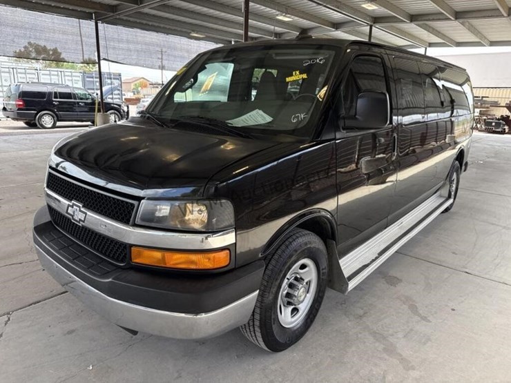 2016-chevrolet-express-3500-image-4