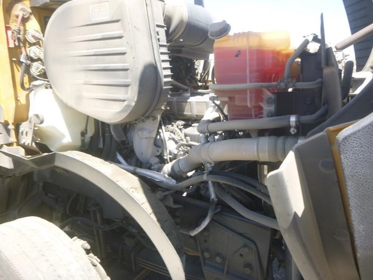 2016-caterpillar-ct660-image-19