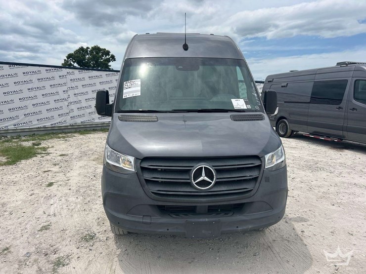 2021-mercedes-benz-sprinter-4500-image-30