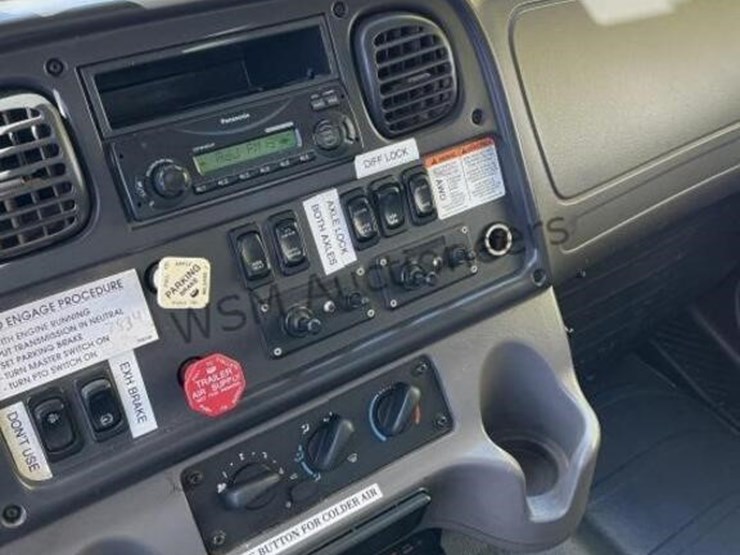 2011-freightliner-m2-106-image-33