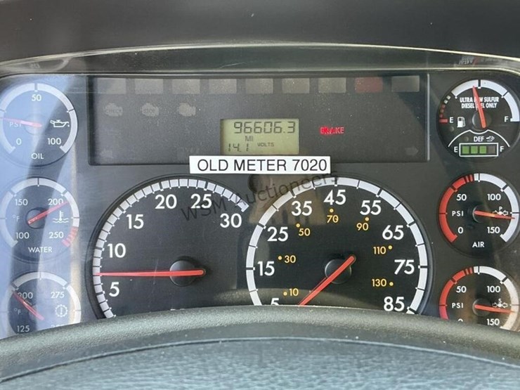 2011-freightliner-m2-106-image-29