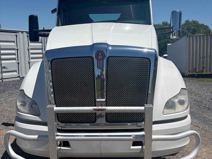 2020-kenworth-t680-image-2