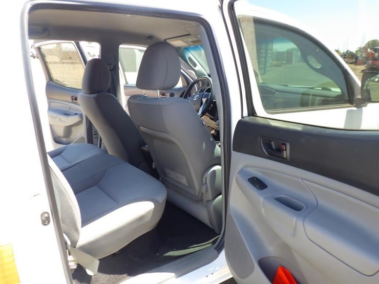 2013-toyota-tacoma-image-8