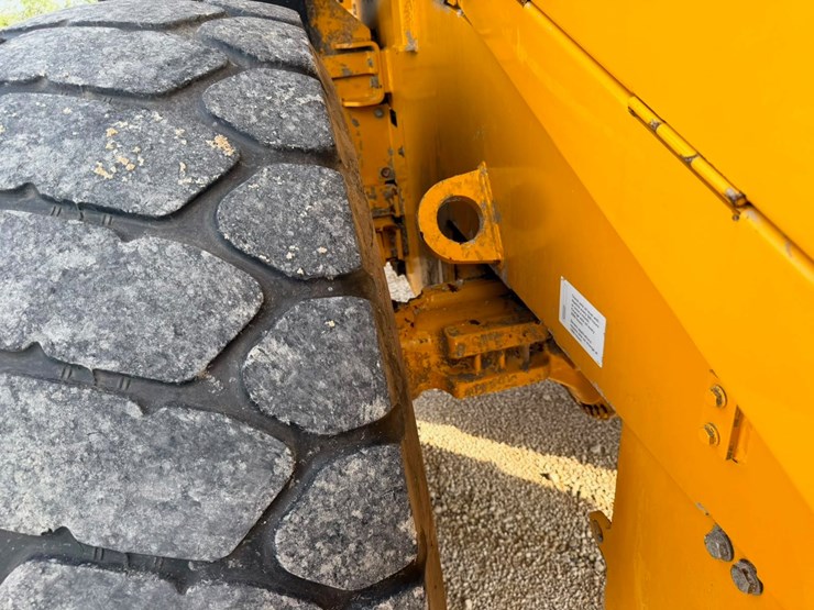 2019-deere-724k-image-36