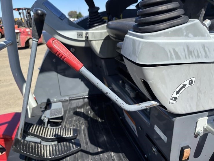 2016-takeuchi-tb240-image-30