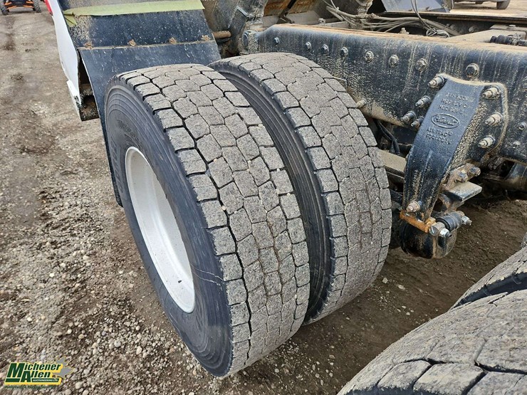 2015-peterbilt-567-image-17