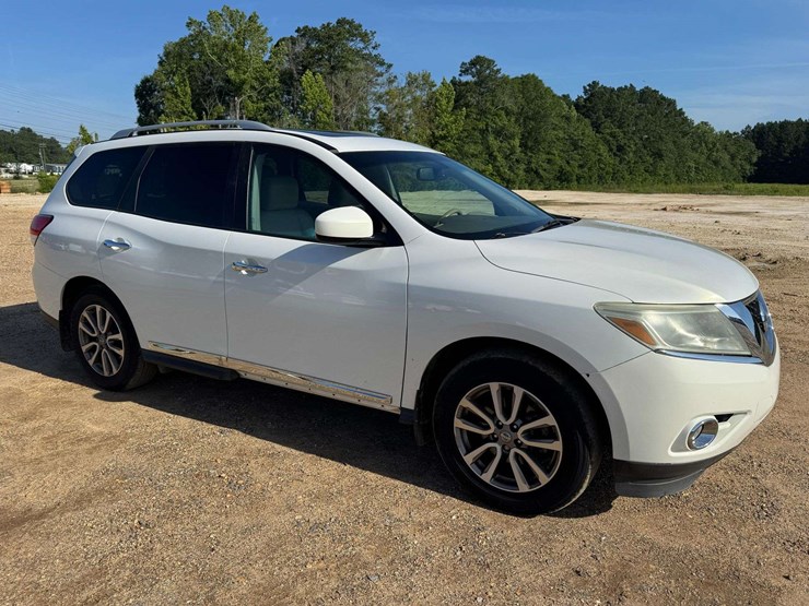 2014-nissan-pathfinder-sl-image-2