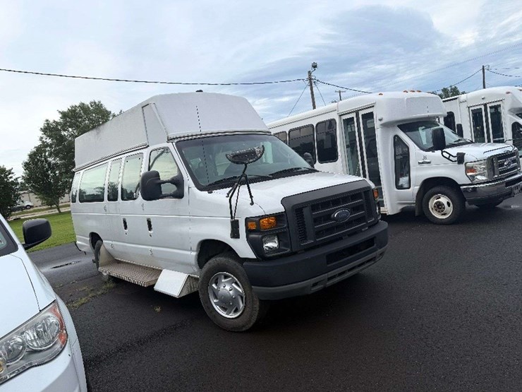 2010-ford-e350-image-1