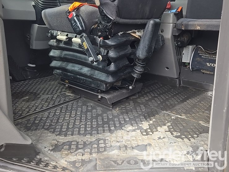 2023-volvo-a25g-image-44