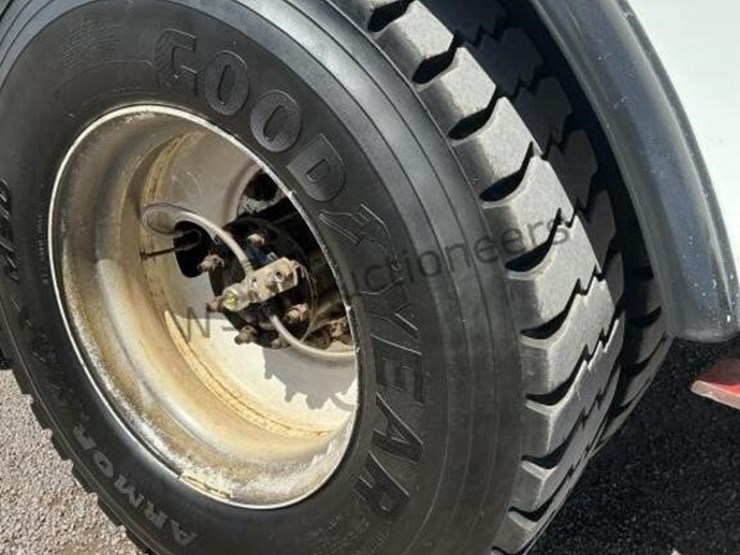 2011-freightliner-m2-106-image-9