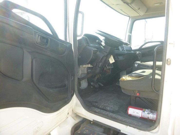 2015-hino-268-image-22