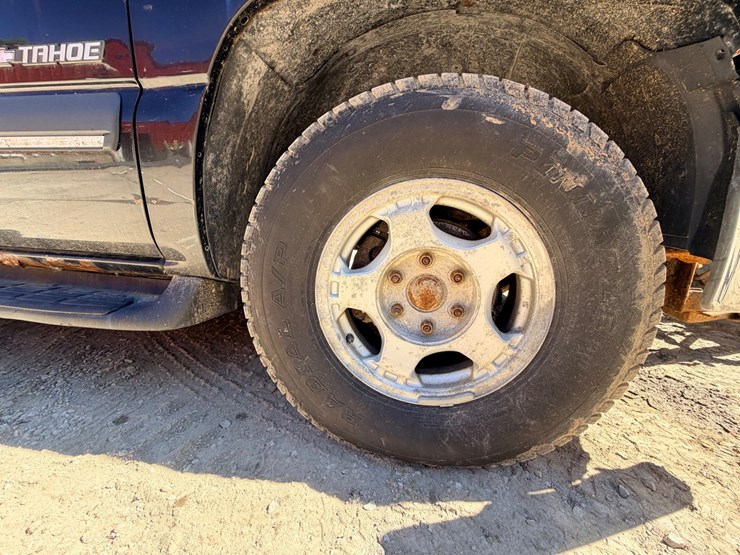 2002-chevrolet-tahoe-image-18