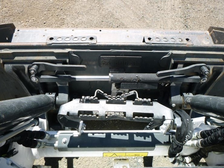 2024-bobcat-t64-image-15