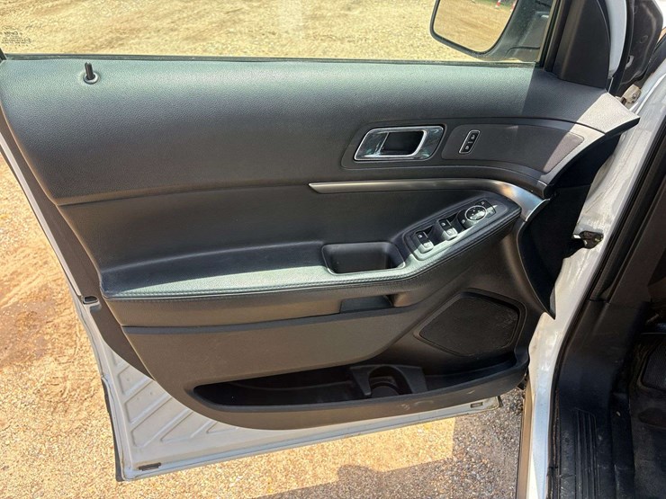 2016-ford-explorer-image-11