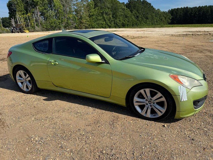 2010-hyundai-genesis-2.0l-turbo-coupe---131,967-miles-image-2