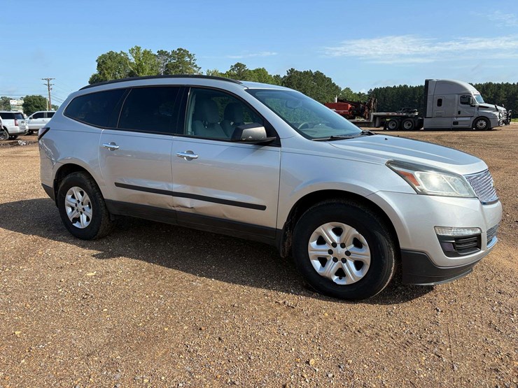 2016-chevrolet-traverse-ls-image-4