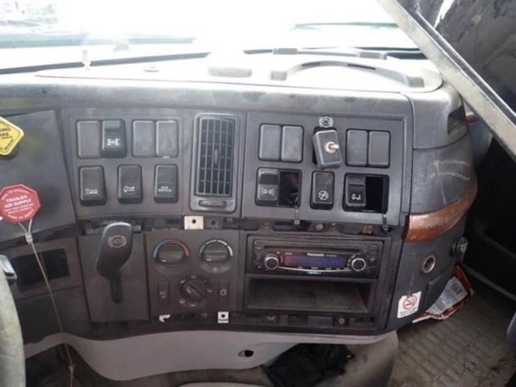 2005-volvo-vn-image-18