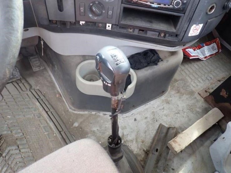2005-volvo-vn-image-19