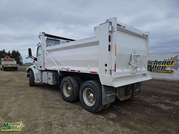 2015-peterbilt-567-image-2