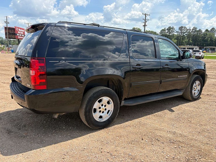 2012-chevrolet-suburban-1500-image-3