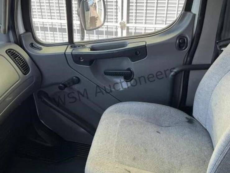 2011-freightliner-m2-106-image-35