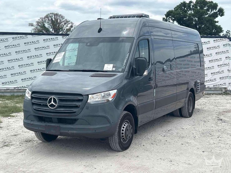 2021-mercedes-benz-sprinter-4500-image-1