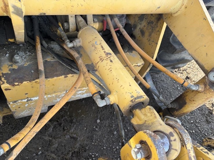 2010-deere-210lj-image-22
