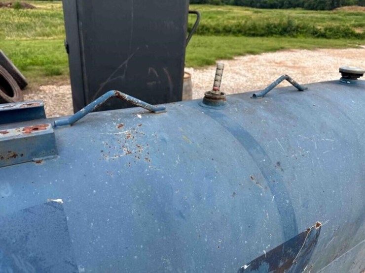 fuel-tank-on-stand,-6'-x-27"-x-44"-image-5