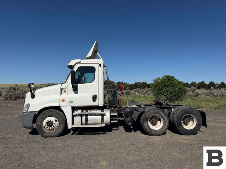 2014-freightliner-cascadia-125-image-2
