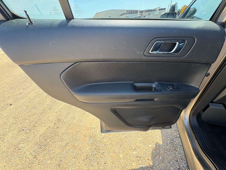 2016-ford-explorer-image-16