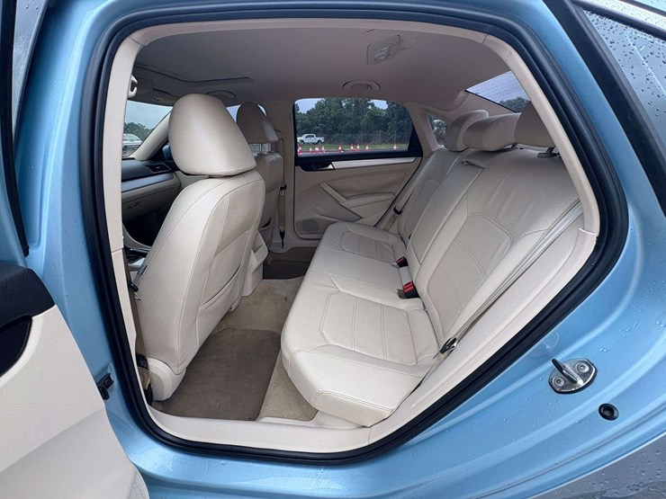 2012-volkswagen-passat-se-diesel-4-door-sedan-(172,508-miles)-image-17