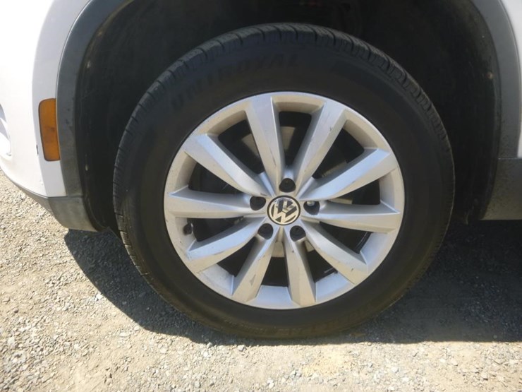 2011-volkswagen-tiguan-image-15
