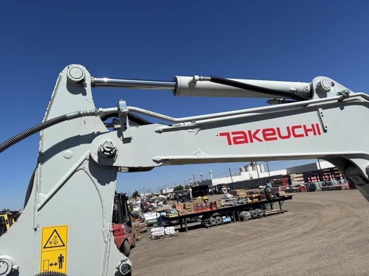 2016-takeuchi-tb240-image-18