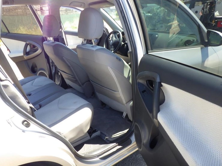 2014-toyota-rav4-image-8