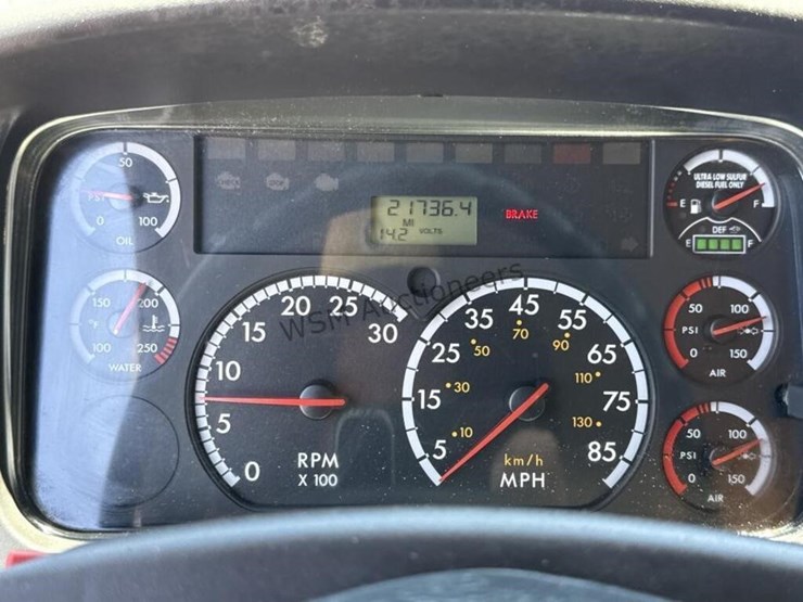 2013-freightliner-m2-106-image-36