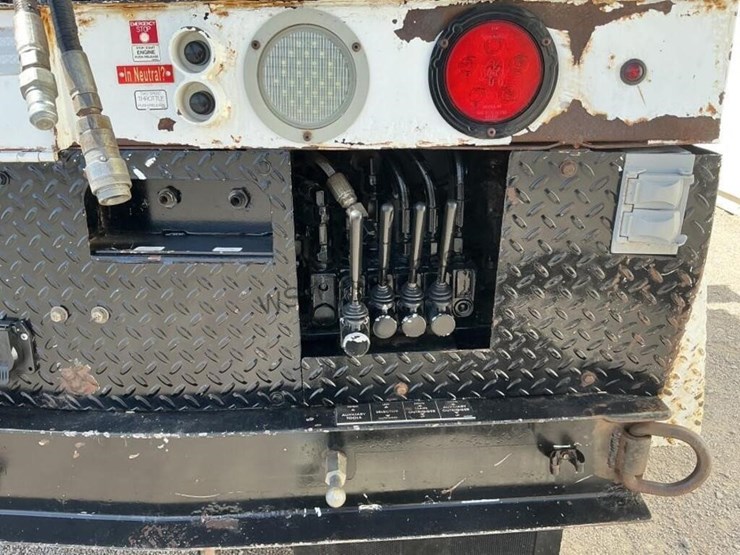 2011-freightliner-m2-106-image-14