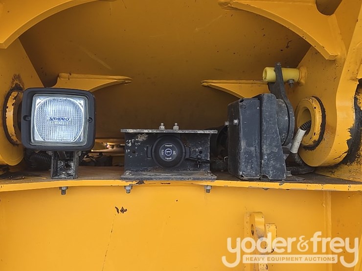 2023-volvo-a25g-image-31